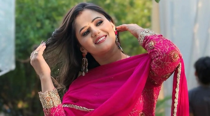 অভিনেতার আপত্তিকর স্পর্শ, ইন্ডাস্ট্রি ছাড়ার ঘোষণা অভিনেত্রীর